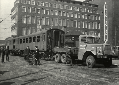 168195 Afbeelding van het transport van een rijtuigbak van een tijdens de oorlog beschadigd electrisch treinstel mat. ...